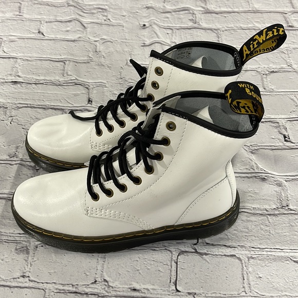 Dr. Martins Zavala 8-Eyelet Combat Boot White Womens Size 7 New Without Tags - Picture 2 of 7